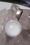 Zářicí skleněný přívěsek- Bílá vášen, velikost 20mm