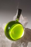 Zářicí skleněný přívěsek- Kiwi záření, velikost 25mm
