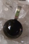 Zářicí skleněný přívěsek- Tajemná černá, velikost 25mm