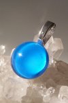 Zářicí skleněný přívěsek- Modrá zář nad mořem, velikost 20mm
